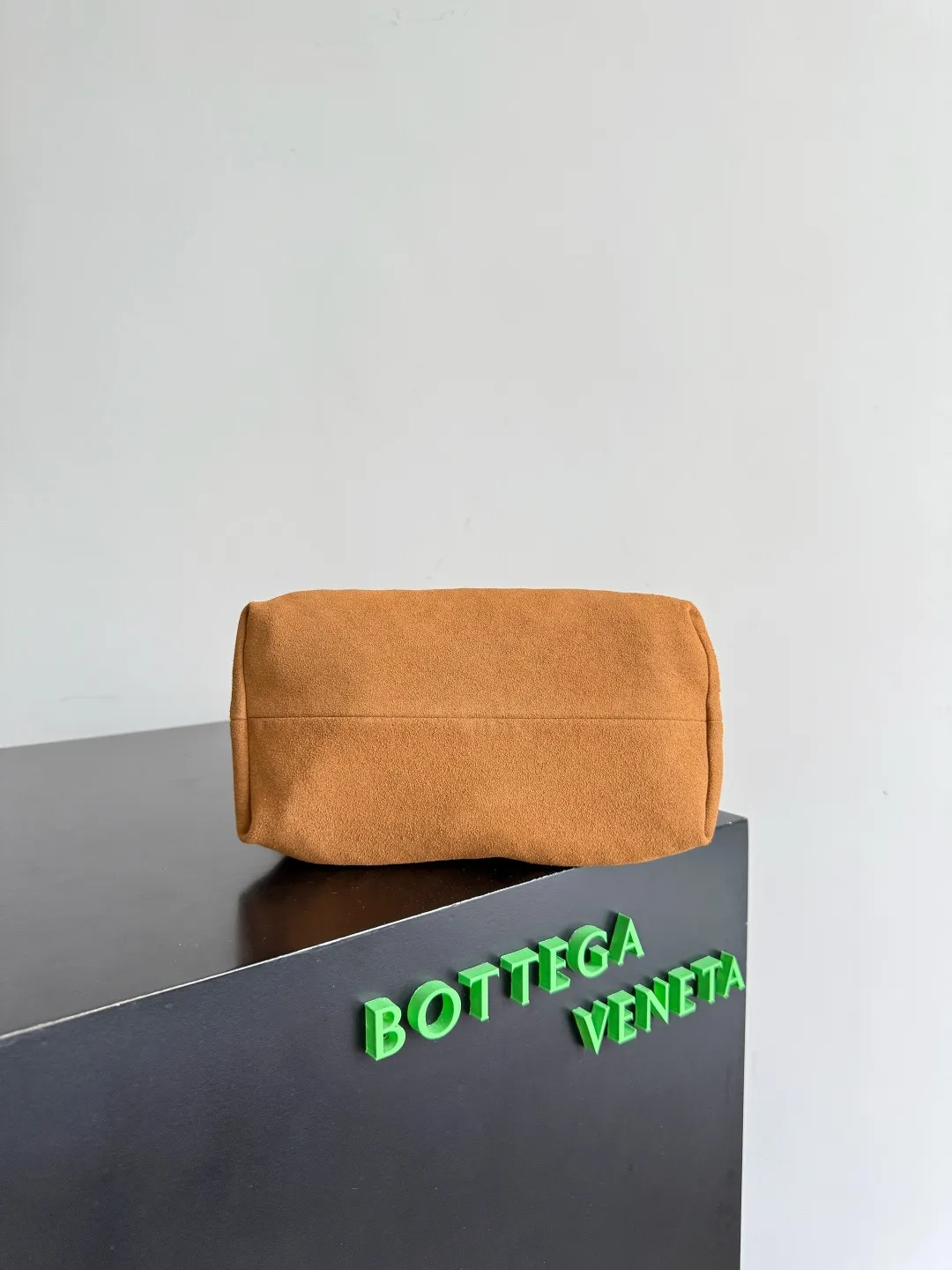 Batch 1660 BOTTEGA VENETA 2025 new product pinacoteca has super soft leather, and the weaving function, practicality and relaxed fashion sense have not fallen behind❤️‍🔥Amway has given sisters a must-have bag when going out. The size of the bag also accurately meets the commuting needs of urban beauties. It can accommodate mobile phones, keys, lipstick, powder, sunscreen, shopping bags...all of it! ! ! 🔥The capacity should not be underestimated~ It does not choose people, clothes, or occasions. With its majestic curved outline, exquisite woven texture, delicate edges and rounded handles, this woven vegetable basket bag truly achieves the goal of "dressing up and being fashionable without getting in the way"~ Are you interested in Jimei? Style number: 819004 Size: 24*15*12cm